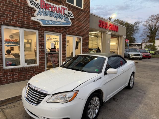 2013 Chrysler 200 Touring's photo