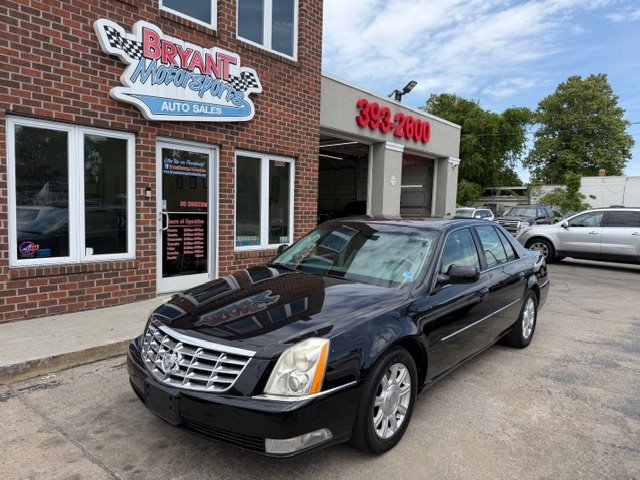 2011 Cadillac DTS Standard's photo